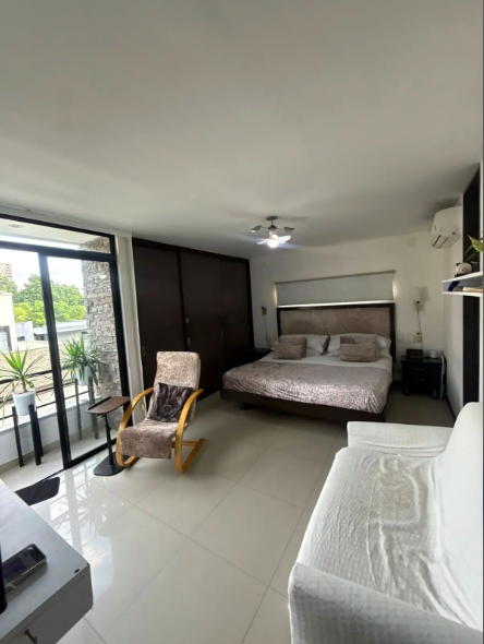 Habitación principal con balcón