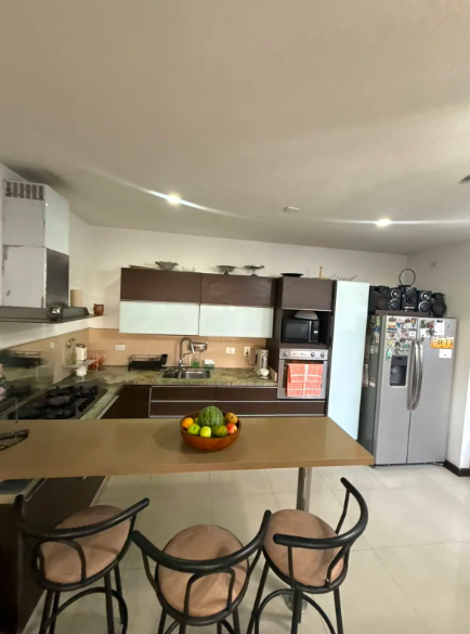 Cocina integral con isla y barra