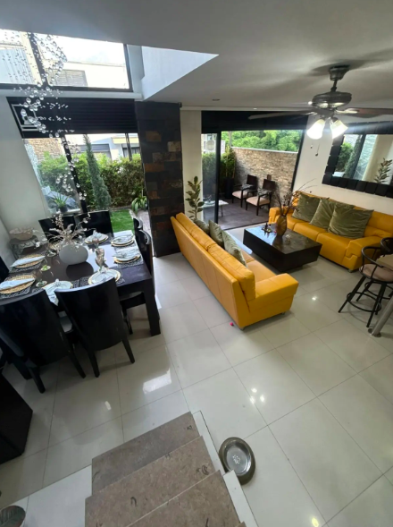 Comedor y sala con luz natural