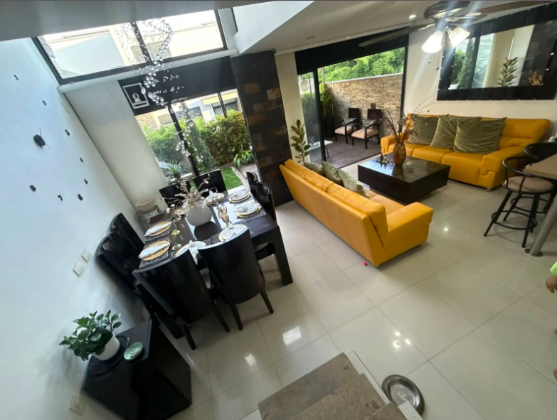 Sala principal con doble altura y comedor