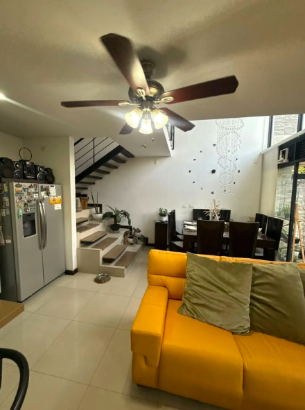 Sala con escaleras y doble altura